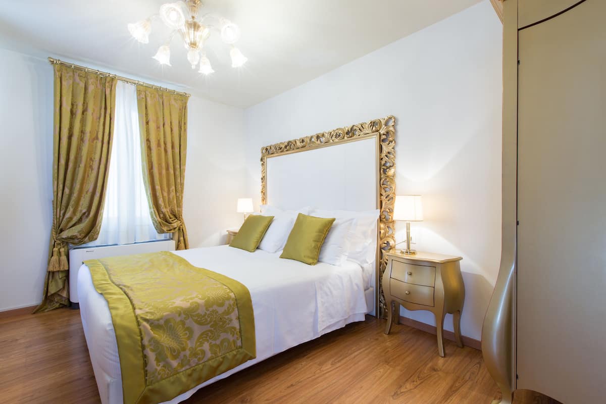 In-room safe, soundproofing, free WiFi, bed sheets