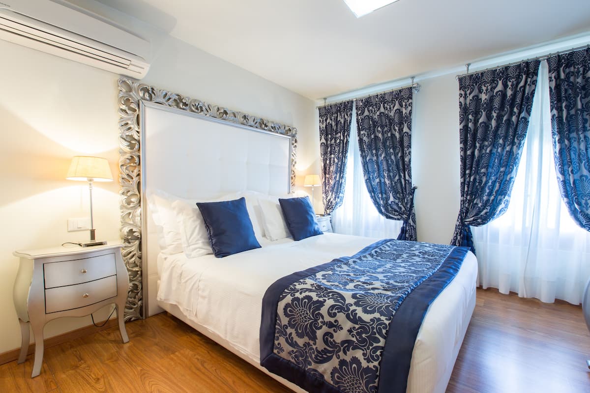 In-room safe, soundproofing, free WiFi, bed sheets