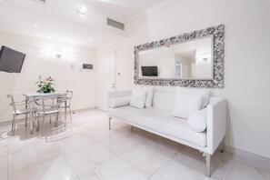 Departamento estándar, 1 habitación, planta baja | Área de sala de estar | Televisión de pantalla plana de 32 pulgadas con canales digitales