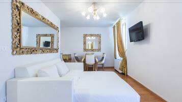 Familieleilighet, 2 soverom, balkong, kanalutsikt | Safe på rommet, lydisolert, wi-fi (inkludert) og sengetøy