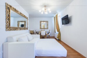 Familienapartment, 2 Schlafzimmer, Balkon, Kanalblick | Zimmersafe, schallisolierte Zimmer, kostenloses WLAN, Bettwäsche