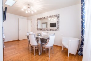 Executive appartement, 2 slaapkamers | Een kluis op de kamer, geluiddichte muren, gratis wifi, beddengoed