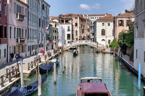 A canal with boats, a bridge, and buildings along the water. - Al Bailo di Venezia Apartments (Venice)