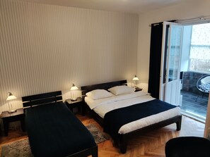Superior Double or Twin Room, Detached Private Bathroom, (shared apartment) | Sängtillbehör av högsta kvalitet, individuell inredning och unika möbler
