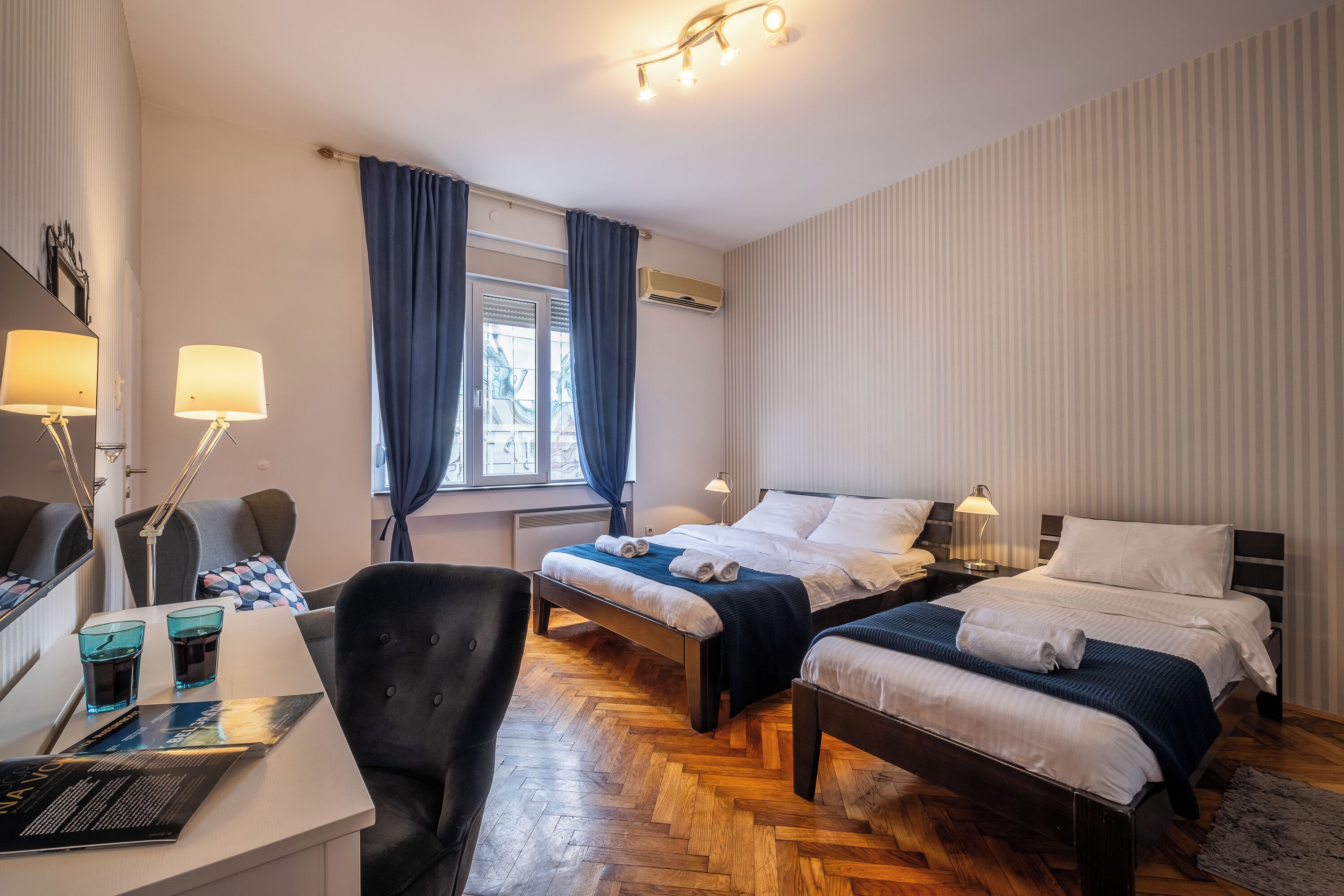Dobbelt- eller tomannsrom – deluxe, flere senger, eget bad, byutsikt (Shared Apartment) | Sengetøy av topp kvalitet, individuelt dekorert og individuelt innredet