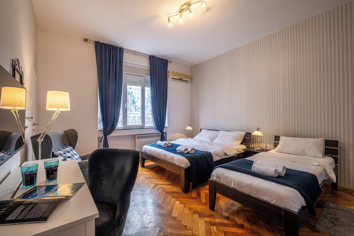 ห้องดีลักซ์ดับเบิลหรือทวิน, หลายเตียง, ห้องน้ำในตัว, วิวเมือง (Shared Apartment) | เครื่องนอนระดับพรีเมียม, โต๊ะทำงาน, พื้นที่ทำงานแบบใช้แล็ปท็อป