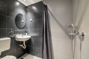 Superior Double or Twin Room, Detached Private Bathroom, (shared apartment) | Phòng tắm | Buồng tắm vòi sen, đồ dùng nhà tắm miễn phí, máy sấy tóc, khăn tắm 