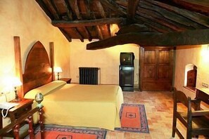 Minibar, in-room safe, individually decorated, individually furnished - Hotel Palacio de Elorriaga (Vitoria-Gasteiz)