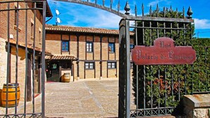 Un edificio tradicional con un letrero que dice "Hotel Galeria de Elorza".