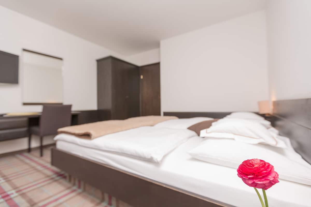 Comfort tweepersoonskamer, uitzicht op bergen | Hypoallergeen beddengoed, een kluis op de kamer, een bureau