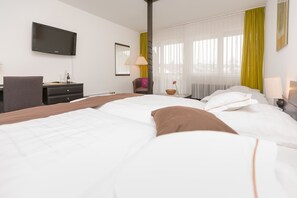 Dreibettzimmer | Allergikerbettwaren, Zimmersafe, Schreibtisch, schallisolierte Zimmer