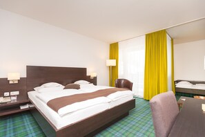 Vierbettzimmer | Allergikerbettwaren, Zimmersafe, Schreibtisch, schallisolierte Zimmer