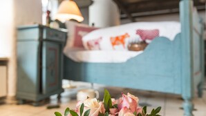Une chambre à coucher avec un lit, une commode et une lampe.