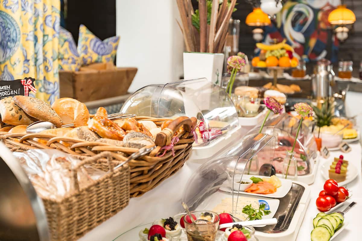 Buffet com diversos pratos e decoração temática.