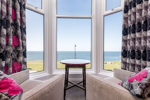 Chambre Double Supérieure, salle de bains attenante, vue mer (4 Poster-BayWindow-Room 2)