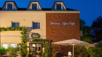 Fassade der Unterkunft – Abend/Nacht