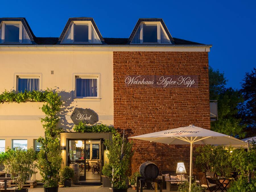 Majoituspaikan julkisivu illalla/yöllä