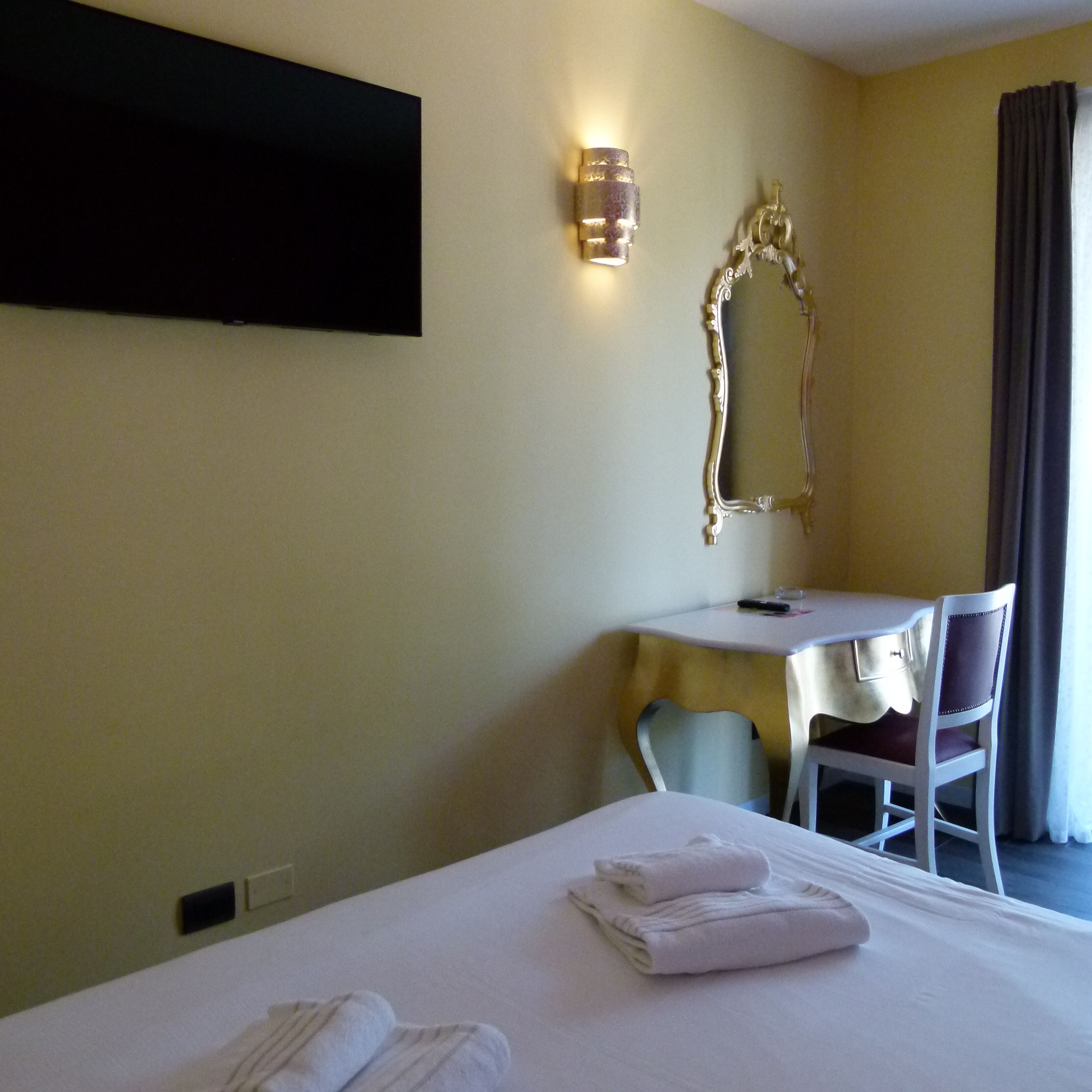 superior double room, balcony, lake view | down duvets, minibar, in-room safe, individually furnished