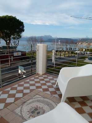 Superior-Doppelzimmer, Balkon, Seeblick | Daunenbettdecken, Minibar, Zimmersafe, individuell eingerichtet