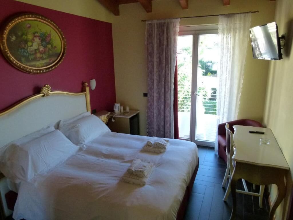 Chambre Confort double pour 1 personne, 1 grand lit | Couette en duvet, minibar, coffre-fort, ameublement unique