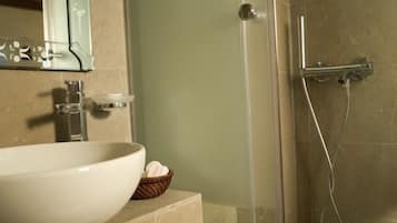 Separate bathtub and shower, hair dryer