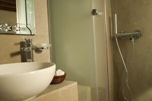 Bañera y ducha independientes, secador de pelo