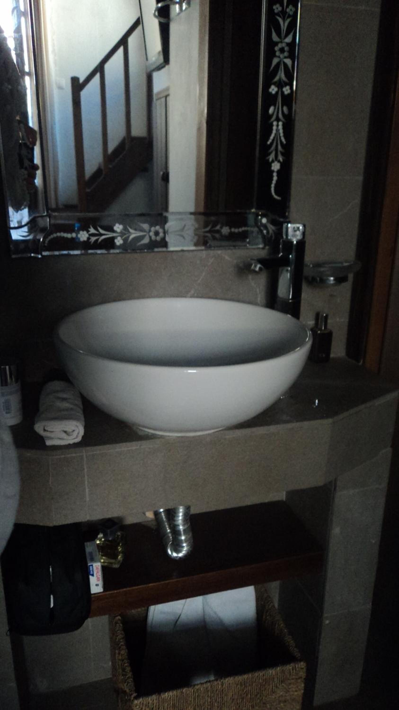 separate bathtub and shower, hair dryer