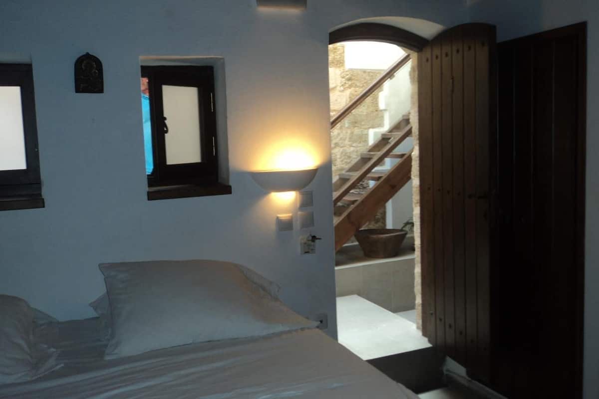 frette italian sheets, in-room safe, soundproofing