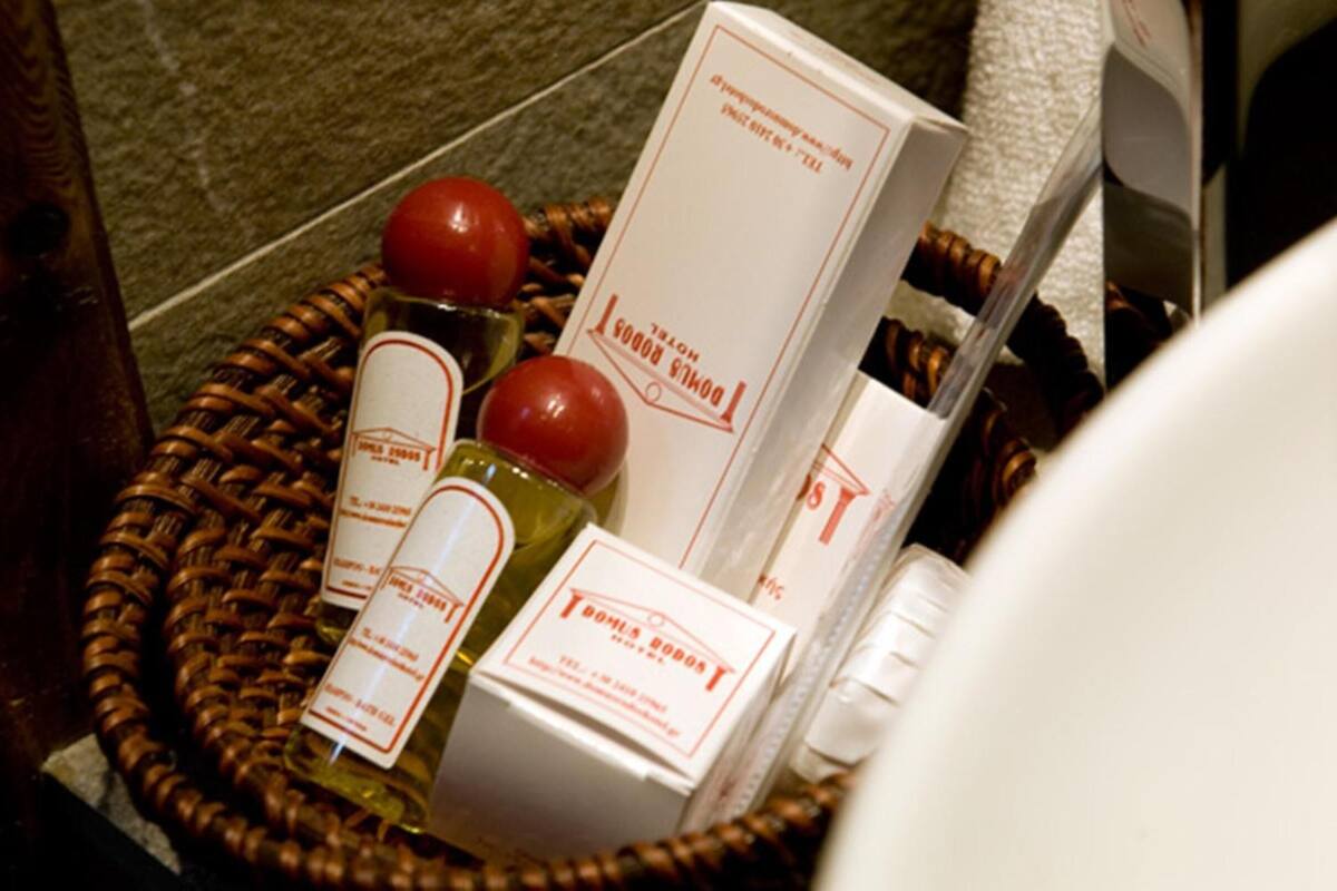 separate bathtub and shower, hair dryer