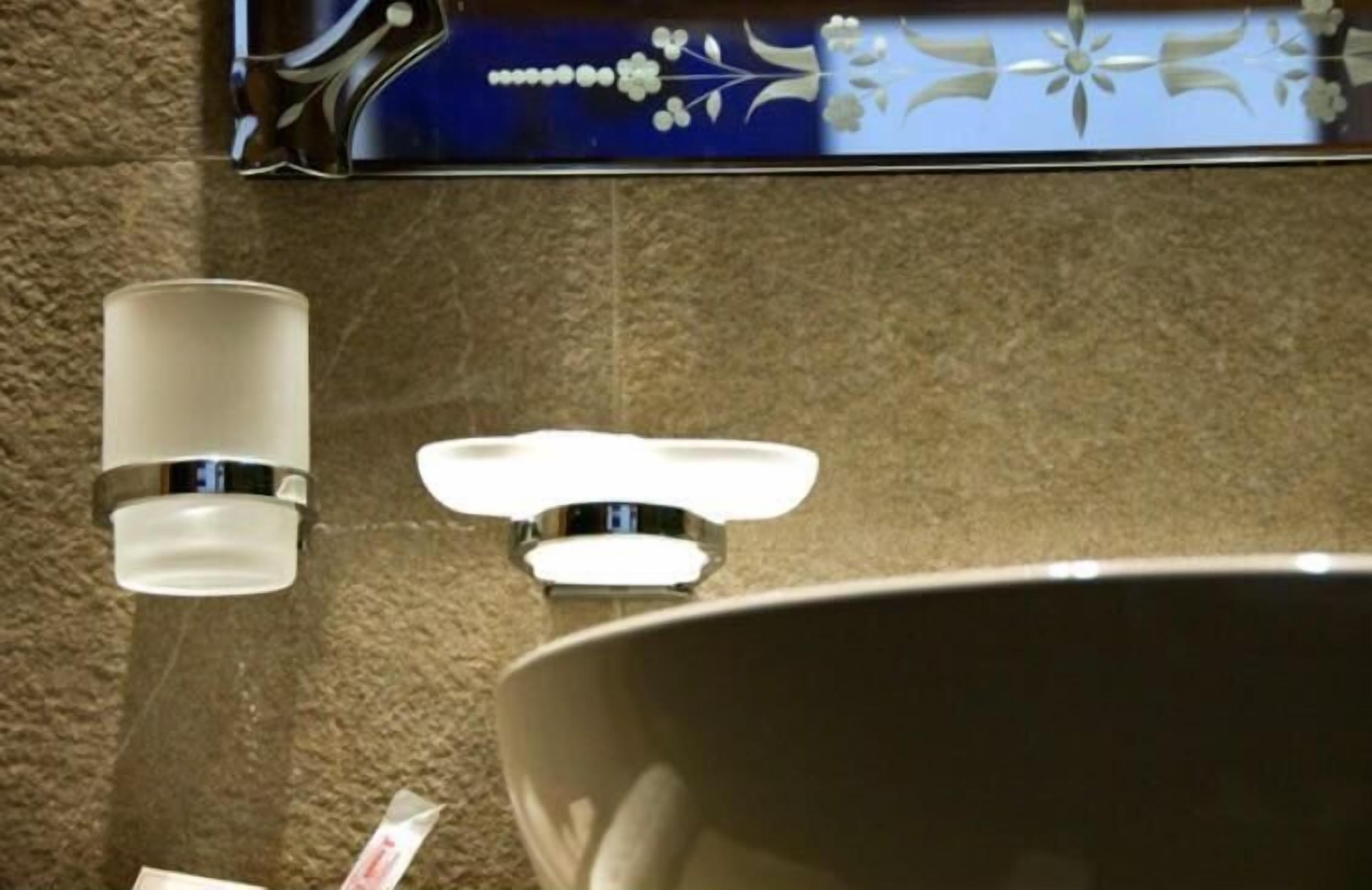 separate bathtub and shower, hair dryer