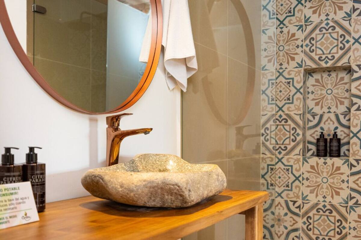 free toiletries, towels, soap, shampoo