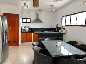 Tägliches kontinentales Frühstück (4 USD pro Person)