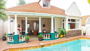 2 outdoor pools