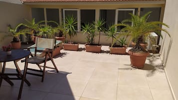 Chambre Double Supérieure, terrasse | Vue sur la cour