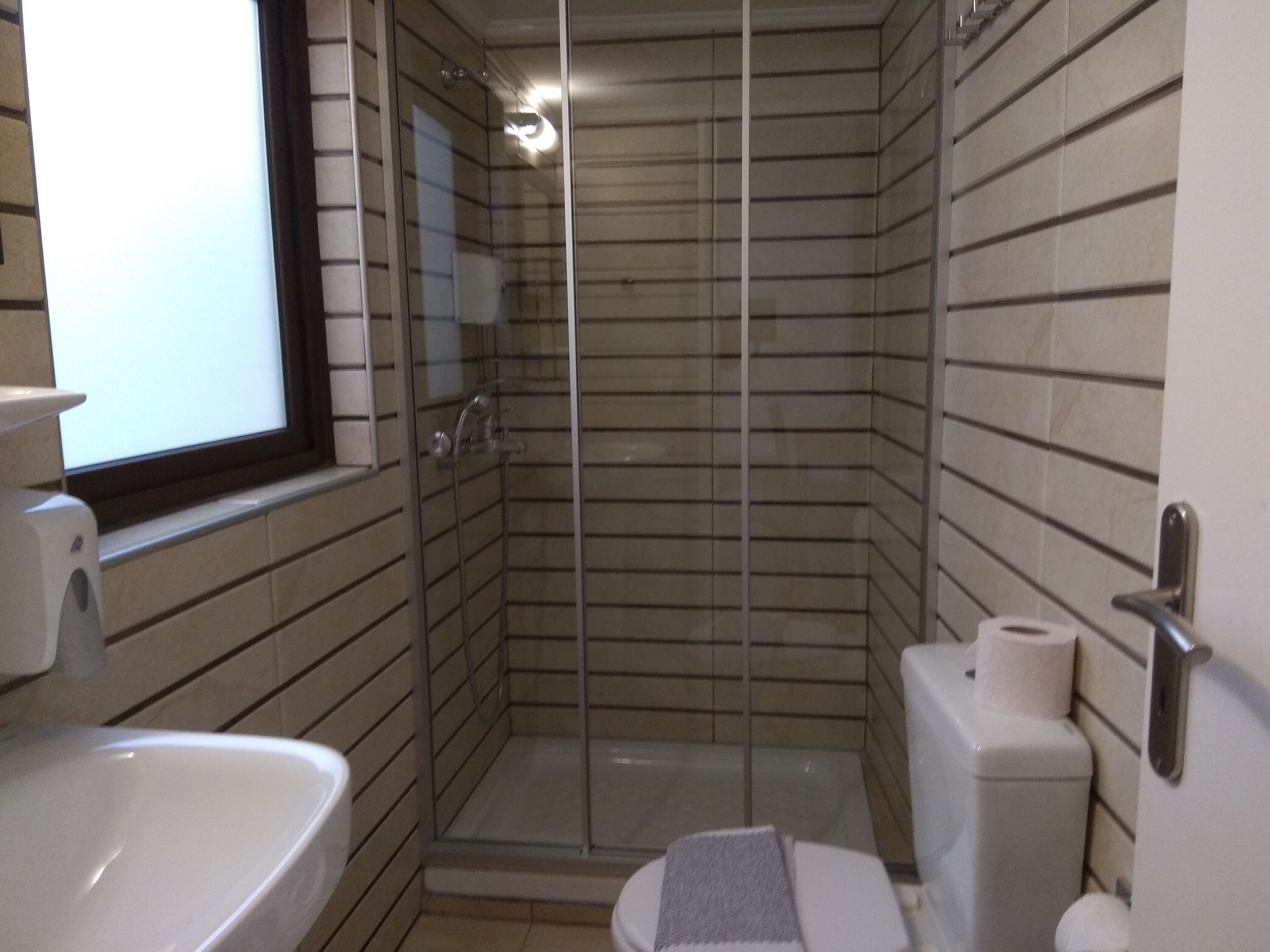 economy double room | bathroom | shower, rainfall showerhead, free toiletries, hair dryer
