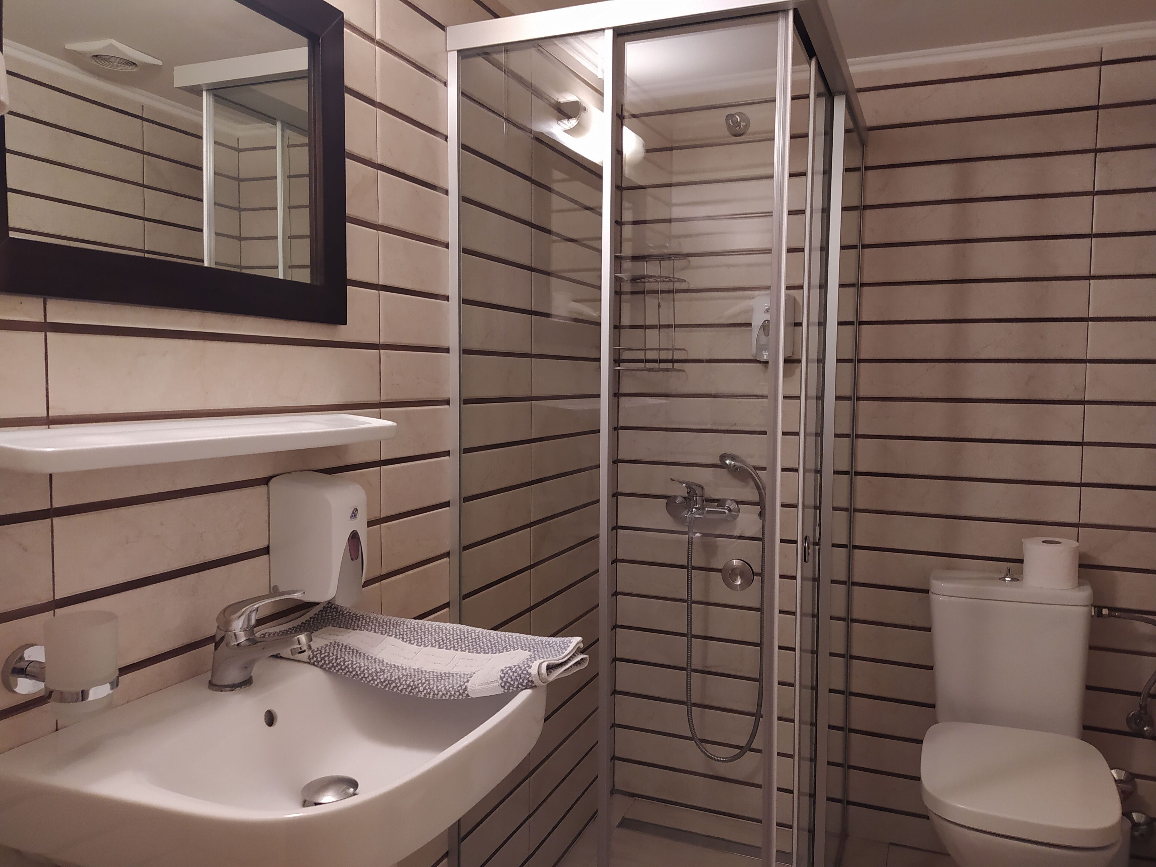 standard triple room, city view | bathroom | shower, rainfall showerhead, free toiletries, hair dryer