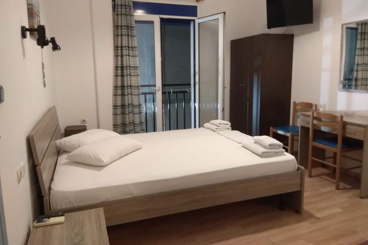 Studio | 1 bedroom, in-room safe, desk, blackout drapes