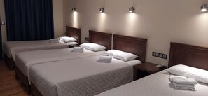 Vierpersoonskamer, uitzicht op stad | 1 slaapkamer, een kluis op de kamer, een bureau