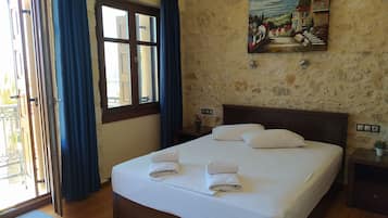 Quarto casal superior, vista para o mar | 1 quarto, cofres nos quartos, escrivaninha, cortinas blackout