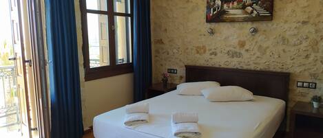 1 غرفة نوم وخزنة داخل الغرفة ومكتب وستائر تعتيم