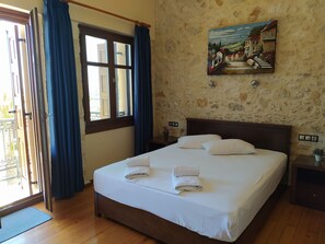 In-room safe, desk, blackout curtains, soundproofing - Sea Front Old Town (Rethymno)