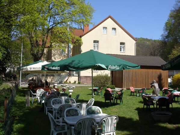 Lunch and dinner served, international cuisine