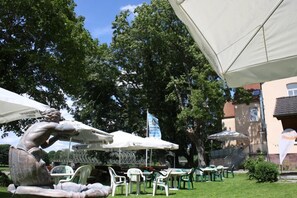 Lunch and dinner served, international cuisine