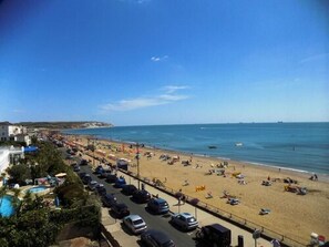 Utsikt mot strand/hav