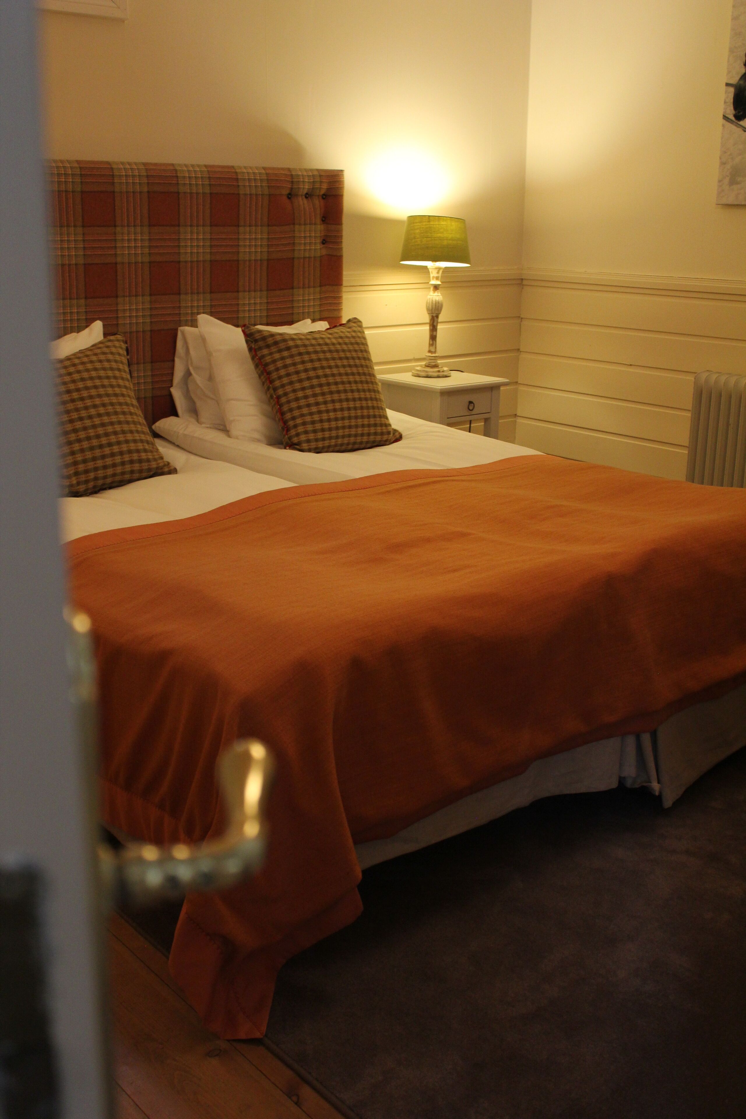 family room | 1 bedroom, iron/ironing board, free wifi, bed sheets