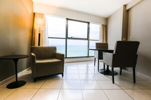 Minibar, caja de seguridad en la habitación y escritorio 