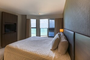Quarto casal luxo | Frigobar, cofres nos quartos, escrivaninha