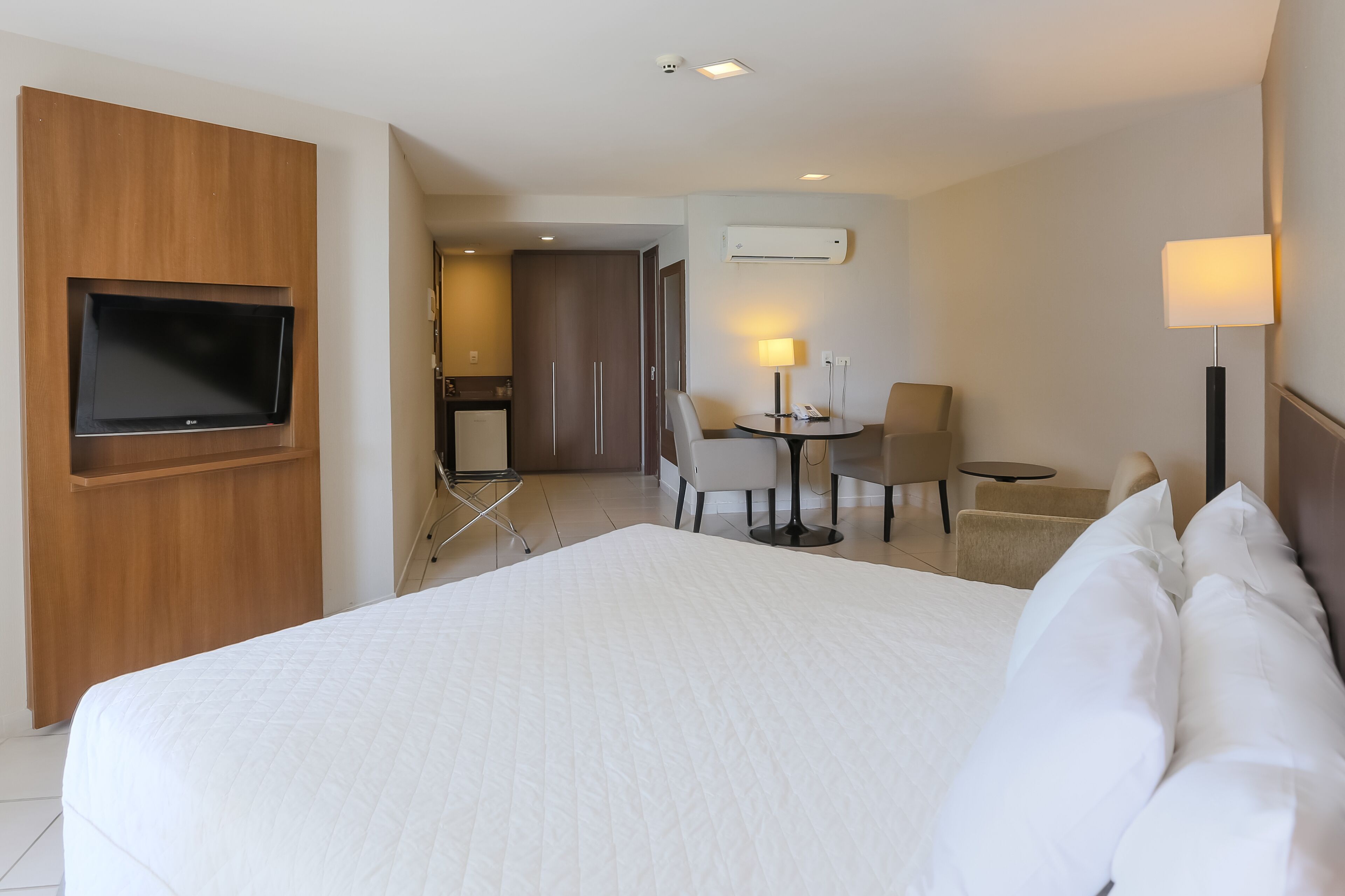 standard double room | 1 bedroom, minibar, in-room safe, desk