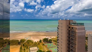 A high-rise building with a view of a beach and ocean. - Transamerica Prestige Recife - Boa Viagem (Recife)