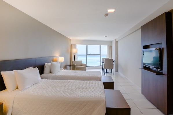 Minibar, safe på rommet, skrivebord og strykejern/-brett